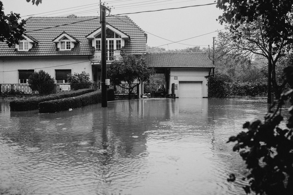 Gobierno Nacional entrega 293 bonos a damnificados por inundaciones en Balao