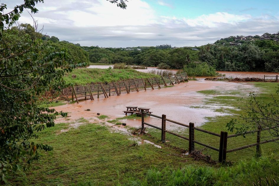 Río Balao y estero Lagarto desbordados afectan a comunidades de Balao y Palestina