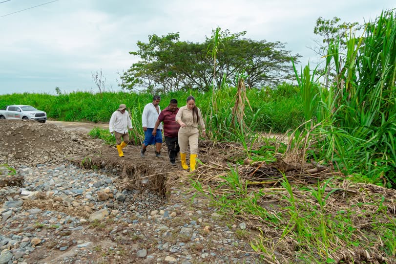 Maquinaria municipal mejora vialidad en Brisas del Río durante invierno