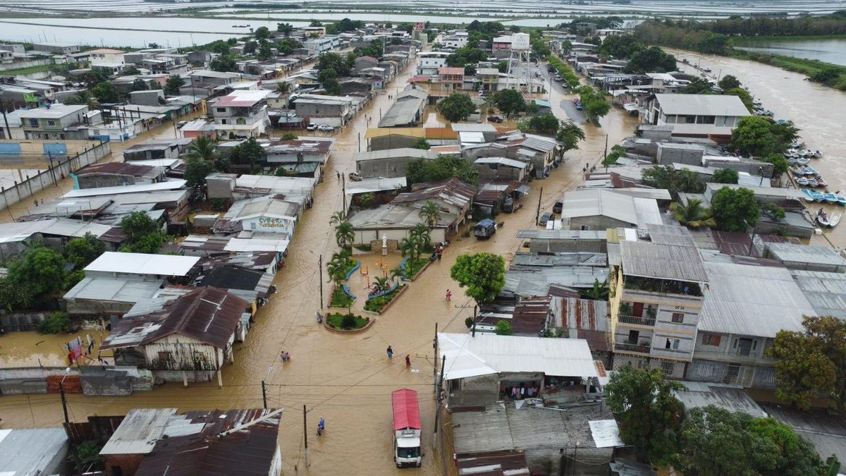 Río Balao desbordado por lluvias traslada a cuatro familias en San Carlos