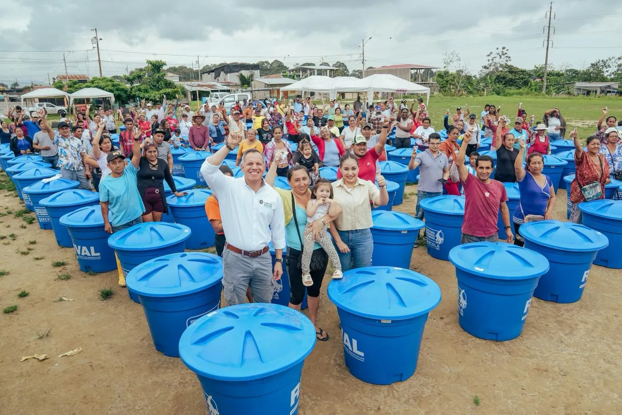 Prefectura del Guayas entrega tanques a 150 familias en Balao