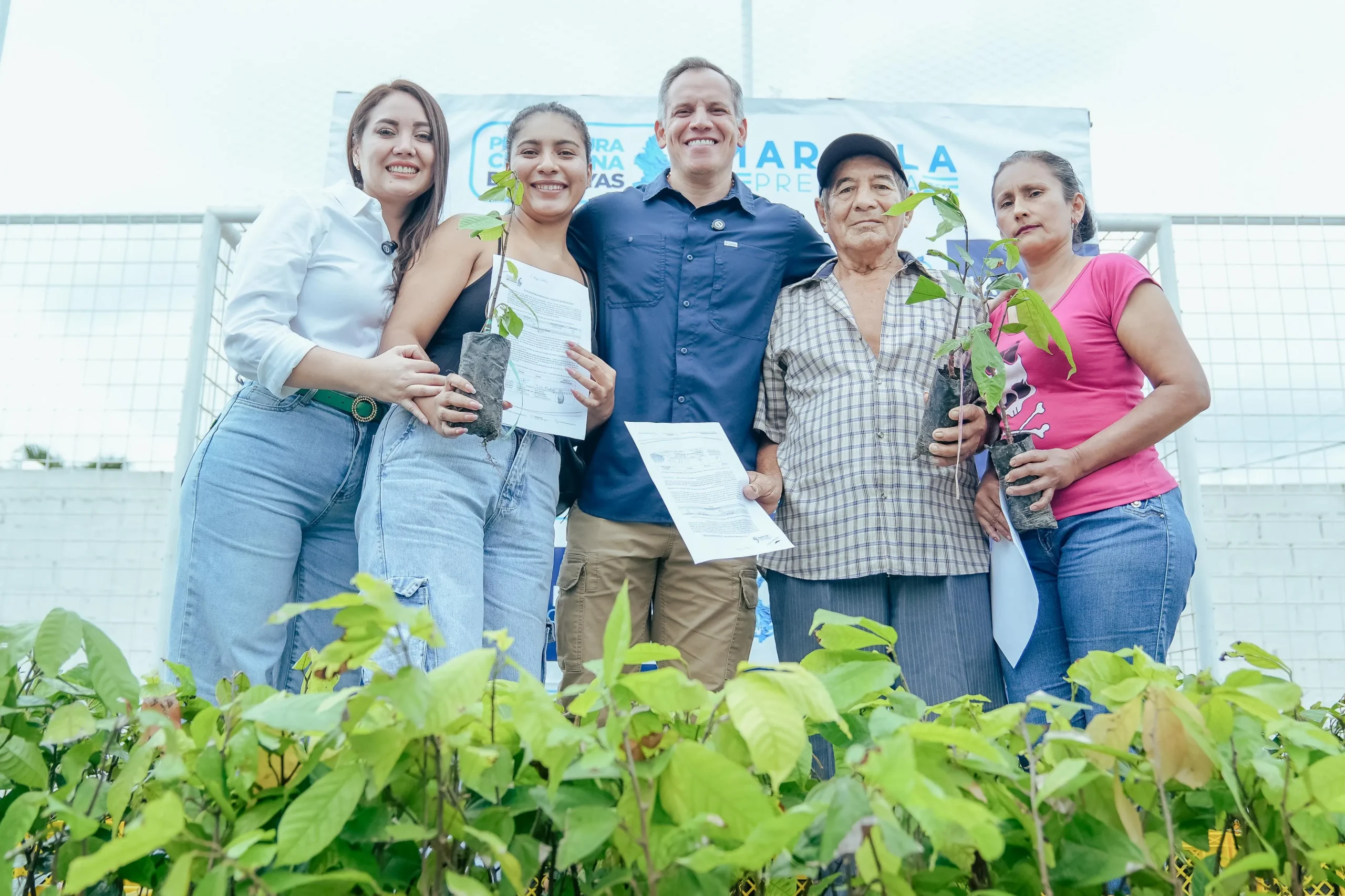 Prefectura del Guayas entrega 20.800 plantas de cacao a productores de Balao