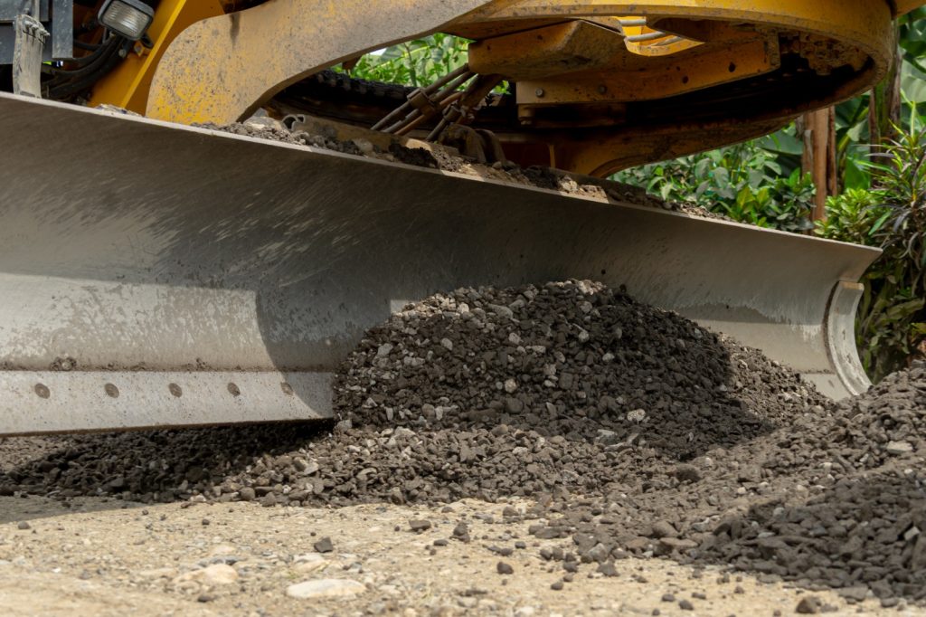 Prefectura del Guayas inicia base granular en vía rural de Balao