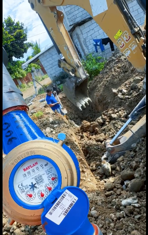 Nuevo medidor de agua mejora el servicio en Mario Molina
