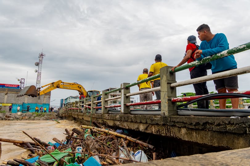 Maquinaria despeja el puente de Balao ante el aumento del caudal del río