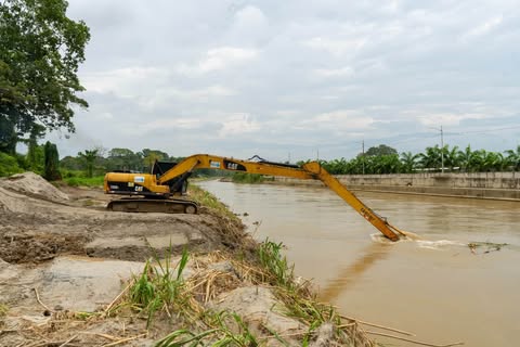 Maquinaria del Prefecto del Guayas apoya el desazolve del río en Balao
