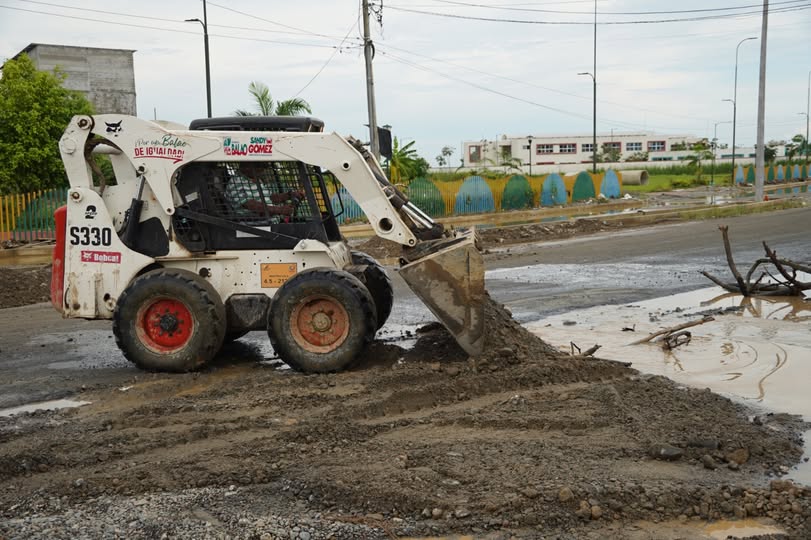 Maquinaria municipal rellena socavón en vía de ingreso a Balao