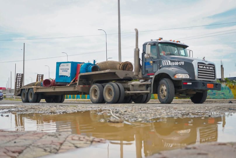 Bomba de agua alivia inundaciones en Las Madres tras lluvias en Balao