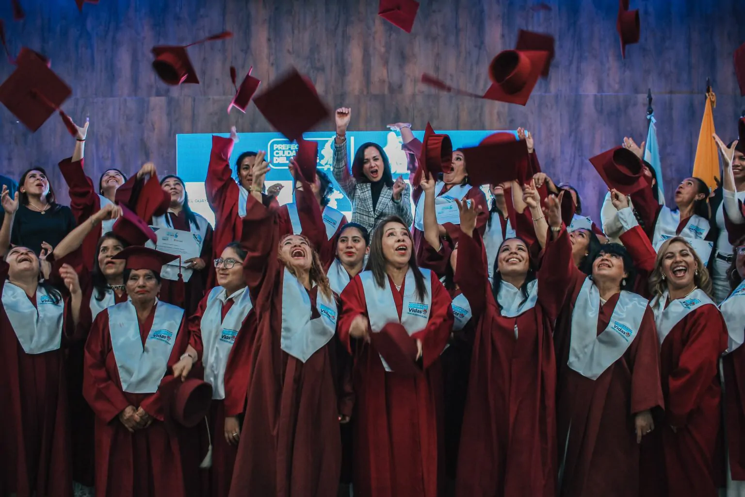Prefectura del Guayas gradúa a 109 mujeres en la primera promoción de Cuidadoras del Hogar