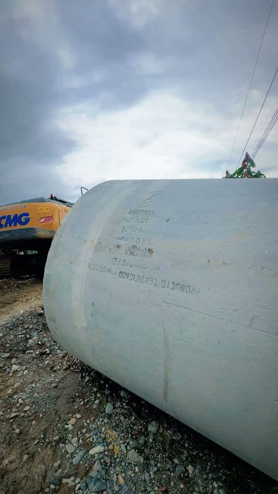 Municipio y Prefectura del Guayas instalan tubería en vía de La Libertad