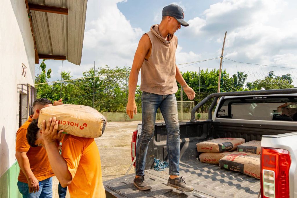 Balao entrega cemento para construir capilla en San Jacinto